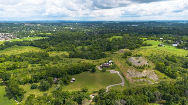 812 New Shackle Island Rd, Hendersonville, TN 37075