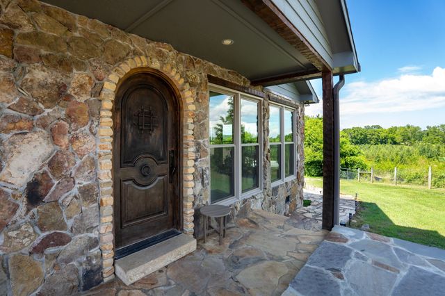 812 New Shackle Island Rd, Hendersonville, TN 37075