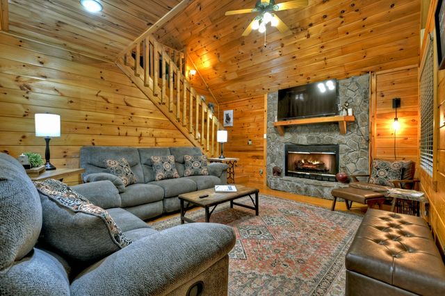 294 Oakwood Trail, Mineral Bluff, GA 30559