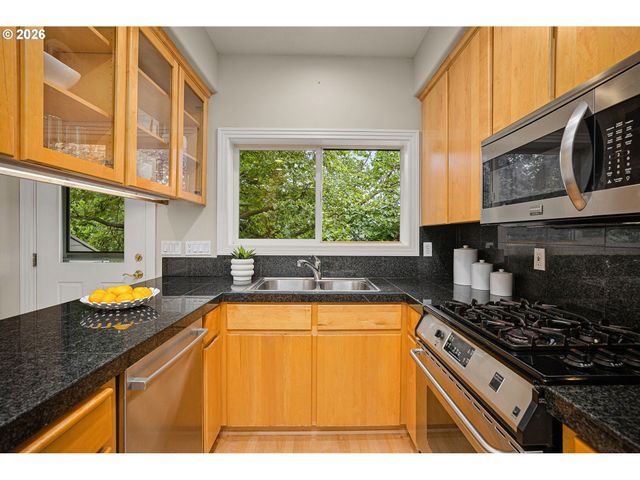 2667 Nw THURMAN St, Portland, OR 97210