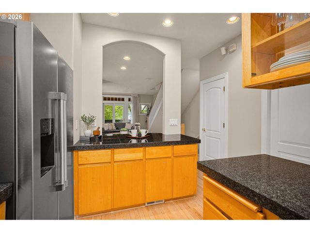 2667 Nw THURMAN St, Portland, OR 97210