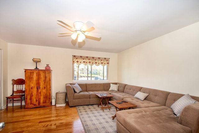 1 Beals Cove Rd C, Hingham, MA 02043