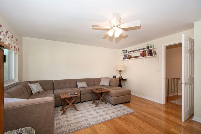 1 Beals Cove Rd C, Hingham, MA 02043
