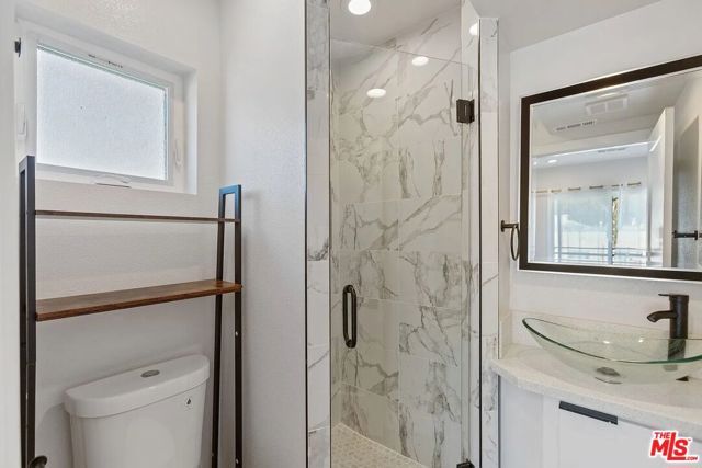 1724 Menlo Avenue B, Los Angeles, CA 90006