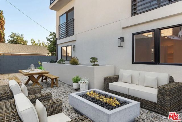 1724 Menlo Avenue B, Los Angeles, CA 90006