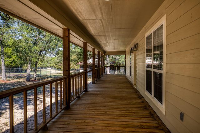 2080 Dead End LN, Ledbetter, TX 78946