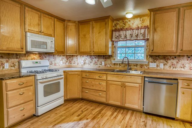 2080 Dead End LN, Ledbetter, TX 78946