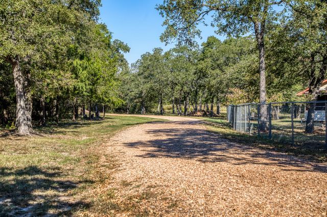 2080 Dead End LN, Ledbetter, TX 78946