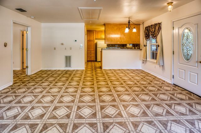 2080 Dead End LN, Ledbetter, TX 78946