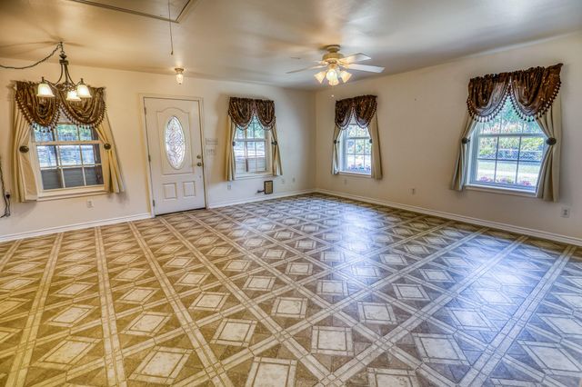2080 Dead End LN, Ledbetter, TX 78946