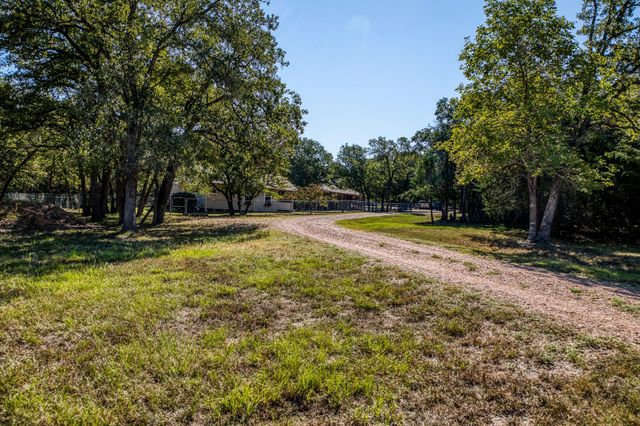 2080 Dead End LN, Ledbetter, TX 78946