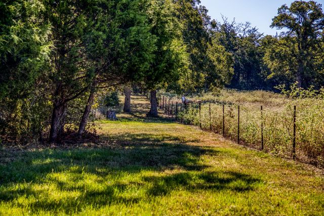 2080 Dead End LN, Ledbetter, TX 78946