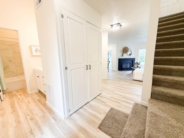 4 Boulder Court, Nappanee, IN 46550