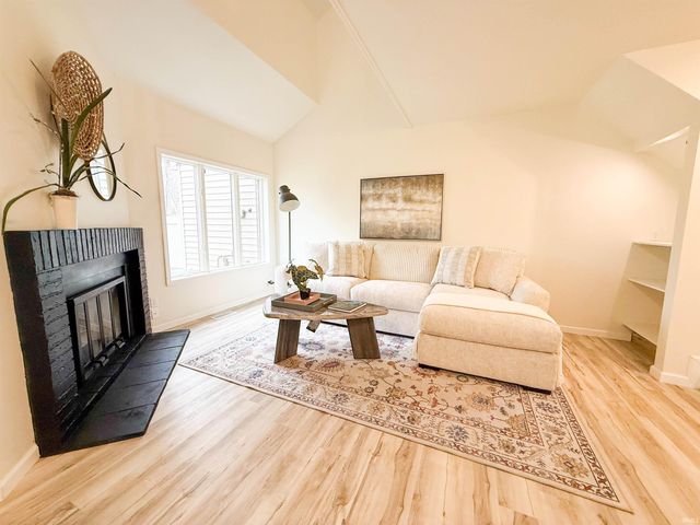 4 Boulder Court, Nappanee, IN 46550