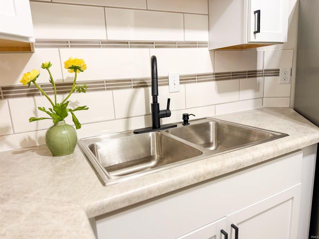 4 Boulder Court, Nappanee, IN 46550