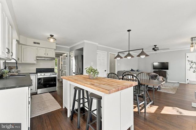 19 DIAMOND DR, Newtown, PA 18940
