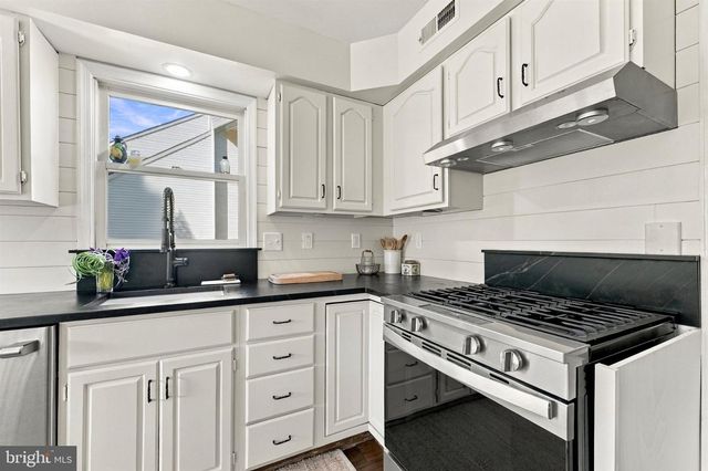 19 DIAMOND DR, Newtown, PA 18940