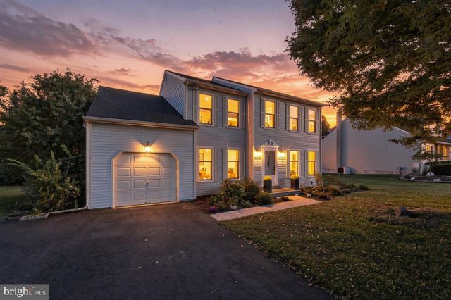 19 DIAMOND DR, Newtown, PA 18940