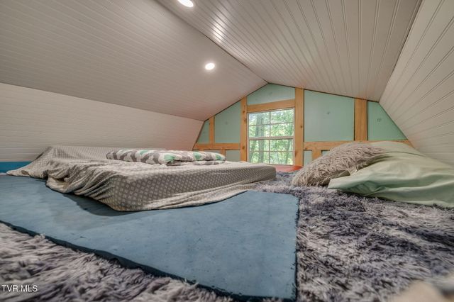 2588 Carters Valley Road, Surgoinsville, TN 37873