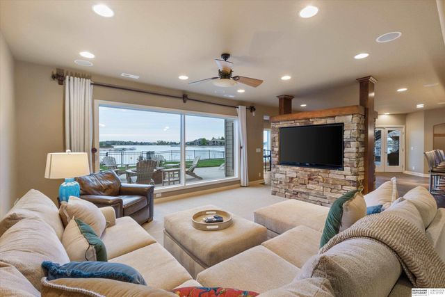 612 S 249th Circle, Waterloo, NE 68069