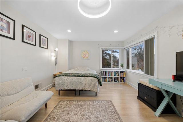 289 Oxford Road, Des Plaines, IL 60016