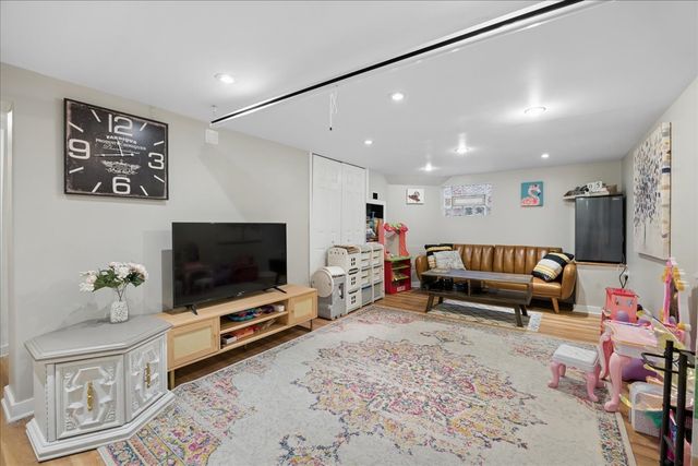 289 Oxford Road, Des Plaines, IL 60016