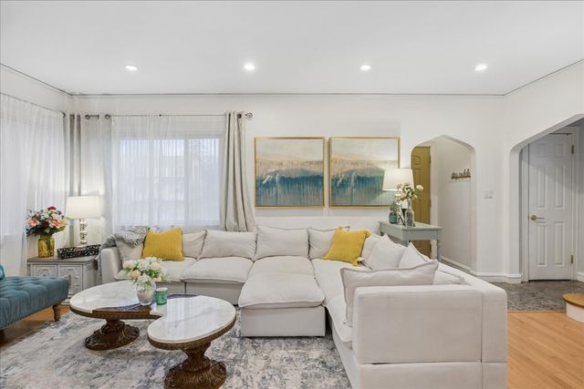 289 Oxford Road, Des Plaines, IL 60016