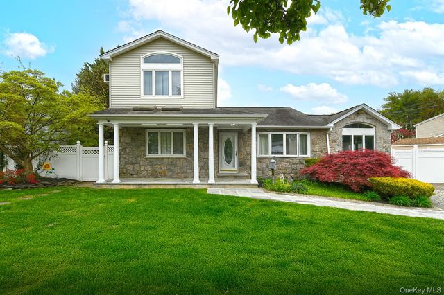 4 Ida Lane, North Babylon, NY 11703