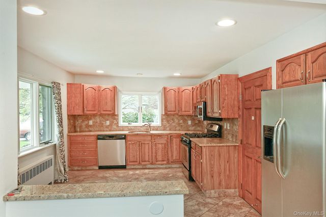 4 Ida Lane, North Babylon, NY 11703