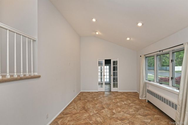 4 Ida Lane, North Babylon, NY 11703