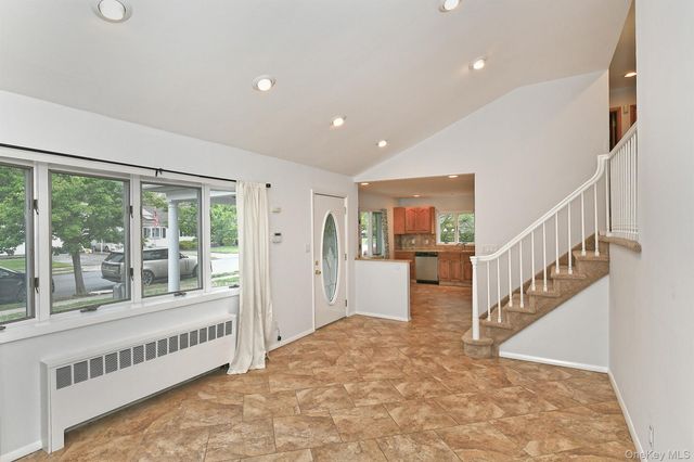 4 Ida Lane, North Babylon, NY 11703