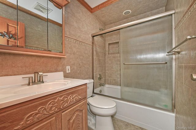 4 Ida Lane, North Babylon, NY 11703