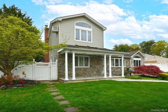 4 Ida Lane, North Babylon, NY 11703