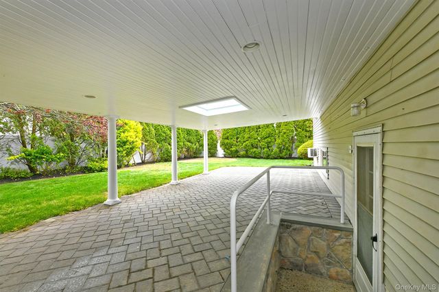 4 Ida Lane, North Babylon, NY 11703