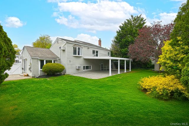 4 Ida Lane, North Babylon, NY 11703