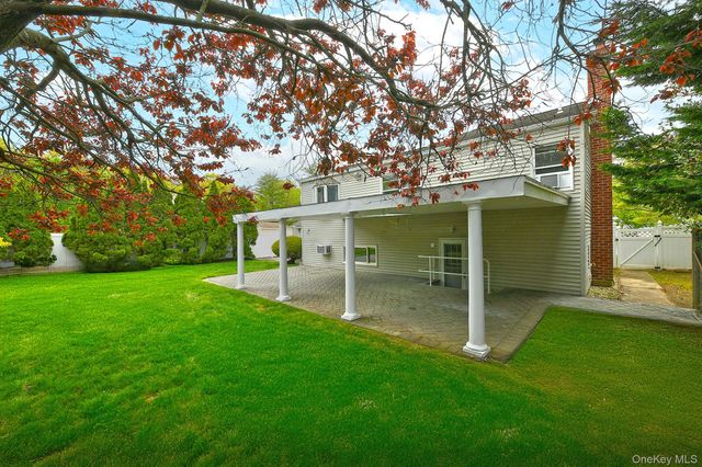 4 Ida Lane, North Babylon, NY 11703