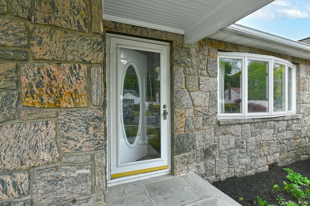 4 Ida Lane, North Babylon, NY 11703
