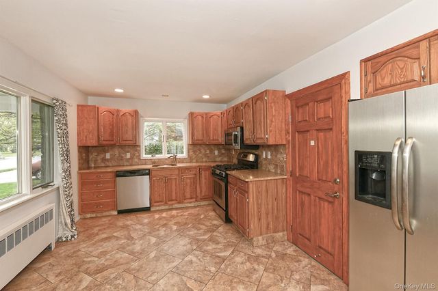 4 Ida Lane, North Babylon, NY 11703