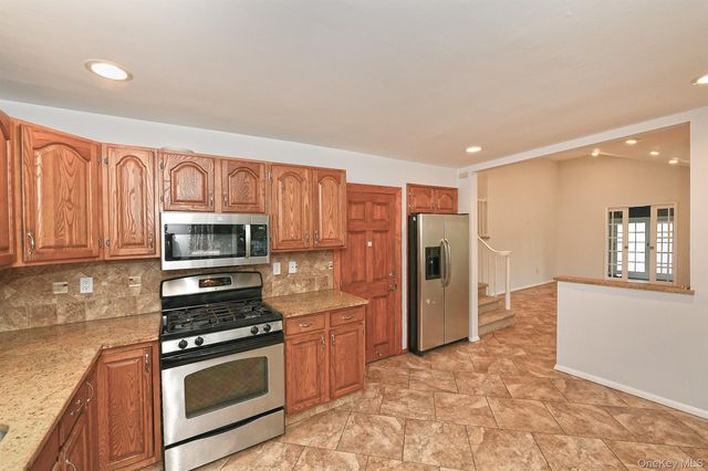 4 Ida Lane, North Babylon, NY 11703
