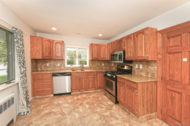 4 Ida Lane, North Babylon, NY 11703