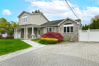 4 Ida Lane, North Babylon, NY 11703