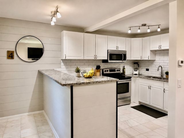 2302 ALGONQUIN Road 9, Rolling Meadows, IL 60008