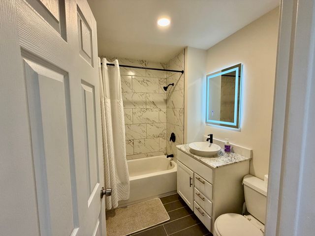 2302 ALGONQUIN Road 9, Rolling Meadows, IL 60008