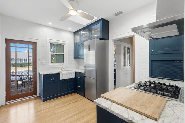 141 15TH AVENUE N, St Petersburg, FL 33704