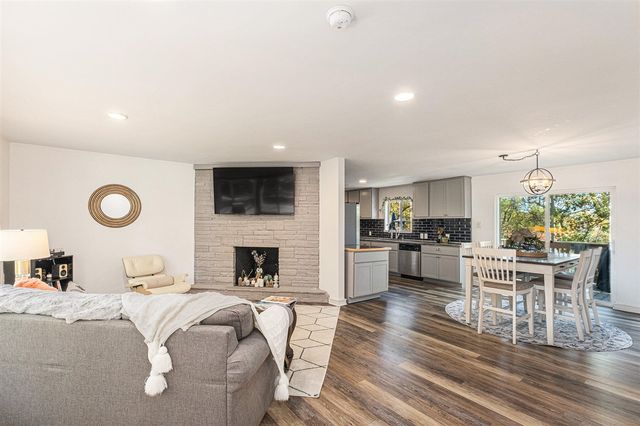 4404 N Division Avenue, Comstock Park, MI 49321