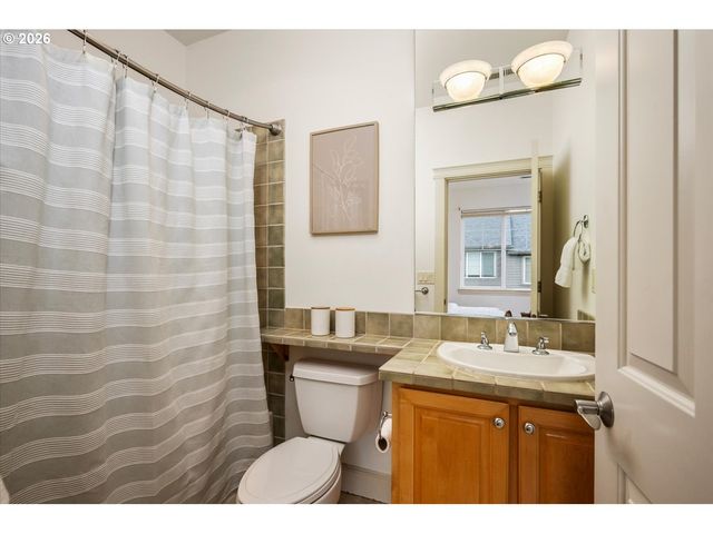 1526 Nw 24TH Ave, Portland, OR 97210