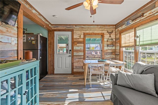 1607 S 11th St, Port Aransas, TX 78373