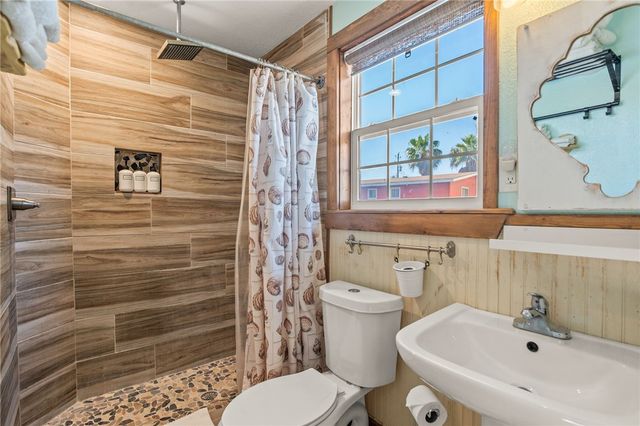 1607 S 11th St, Port Aransas, TX 78373