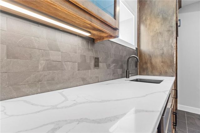 4830 NW Huonker Court, Riverside, MO 64150