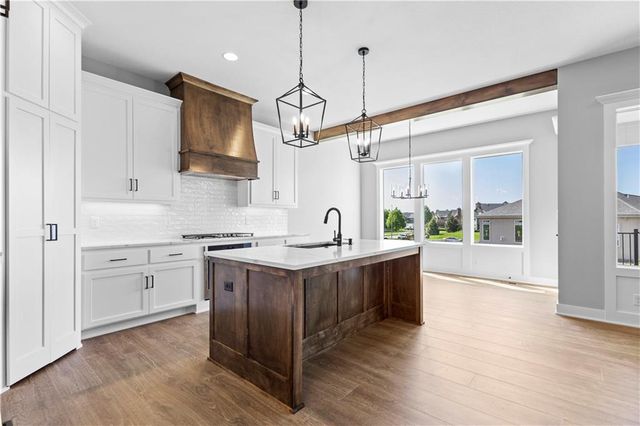 4830 NW Huonker Court, Riverside, MO 64150